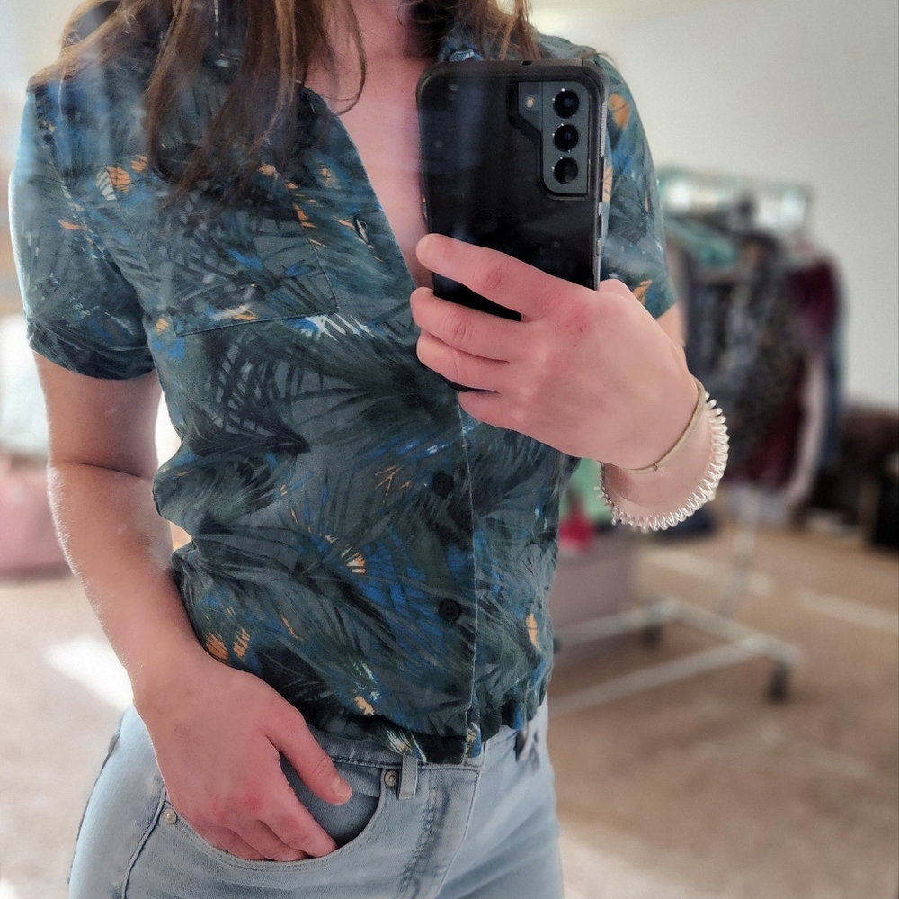 Vintage-Style Palm Print Cropped Button Up